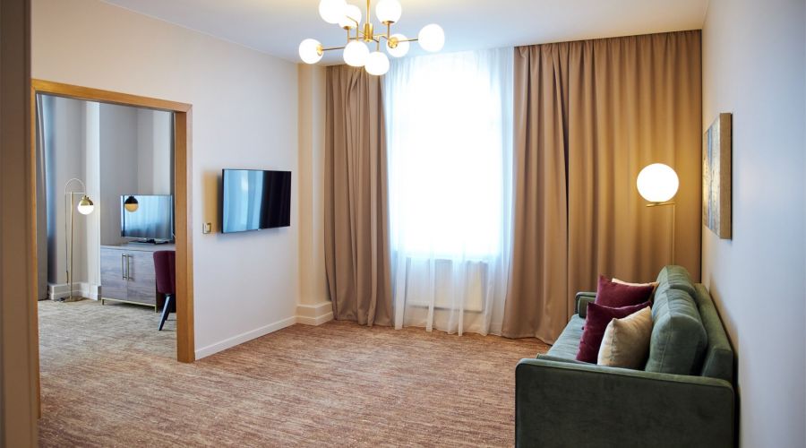 Двухкомнатный люкс с балконом | Вид на Неву