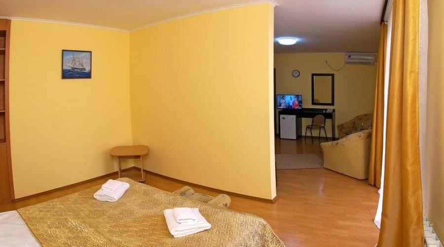 Комфорт с балконом вид на город