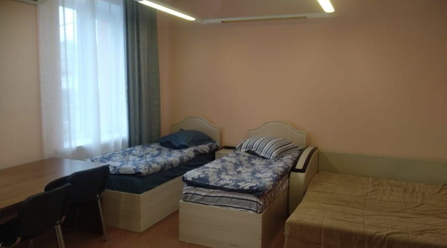 четырехместный номер с 2 раздельными кроватями и двуспальной диваном