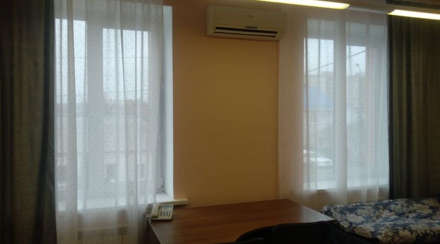 четырехместный номер с 2 раздельными кроватями и двуспальной диваном