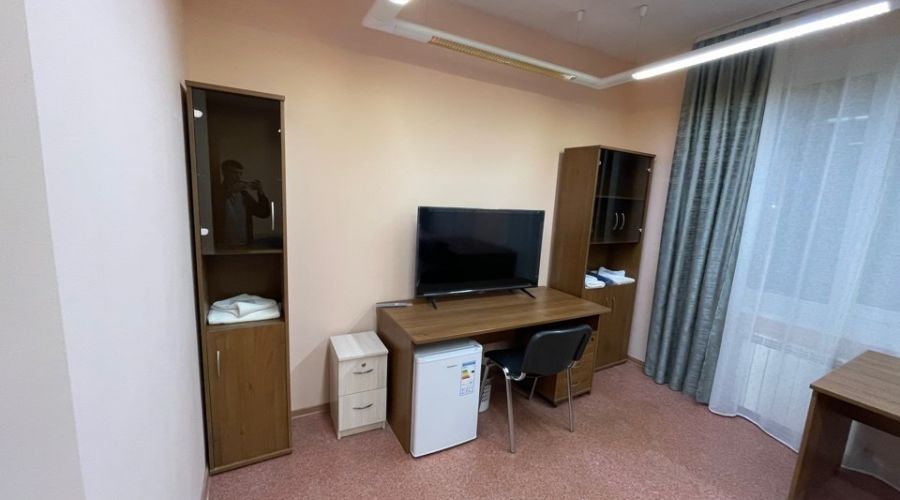 четырехместный номер с 2 раздельными кроватями и двуспальной диваном