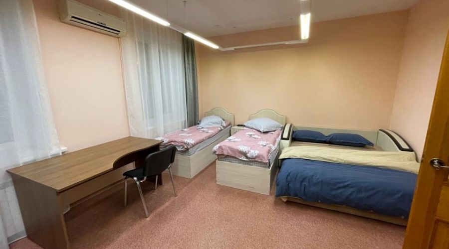 четырехместный номер с 2 раздельными кроватями и двуспальной диваном