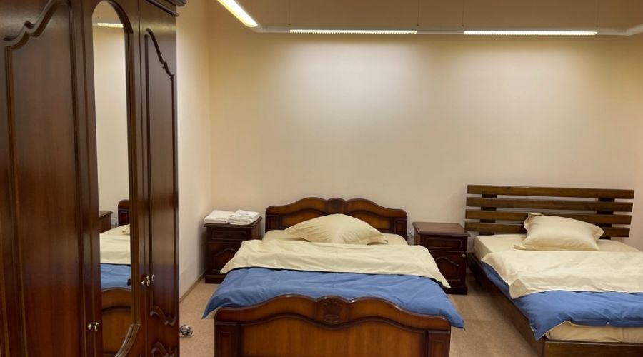 трехместный номер с двухспальной кроватью и односпальной кроватью