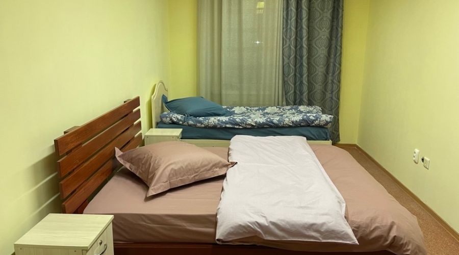 трехместный номер с двухспальной кроватью и односпальной кроватью