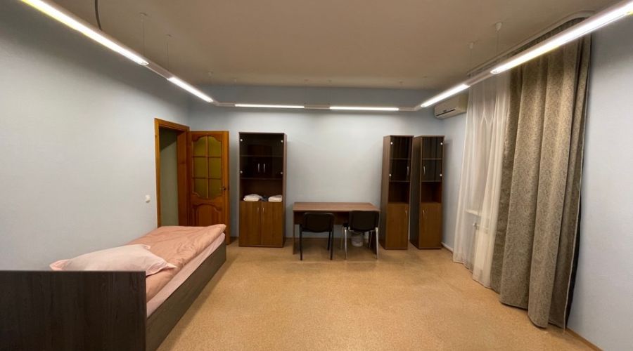 пятиместный номер с двумя двумя двухспальными кроватями и односпальной кроватью