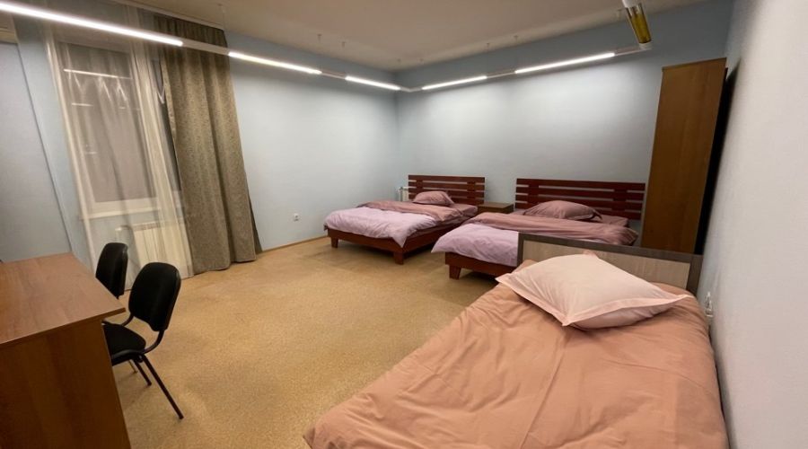 пятиместный номер с двумя двумя двухспальными кроватями и односпальной кроватью