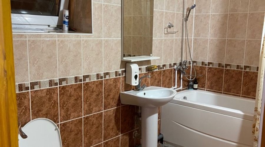 пятиместный номер с двумя двумя двухспальными кроватями и односпальной кроватью