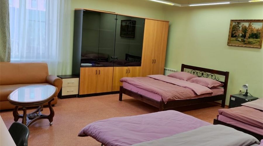 шестиместный  номер с двумя двуспальными  кроватями и двуспальной диваном