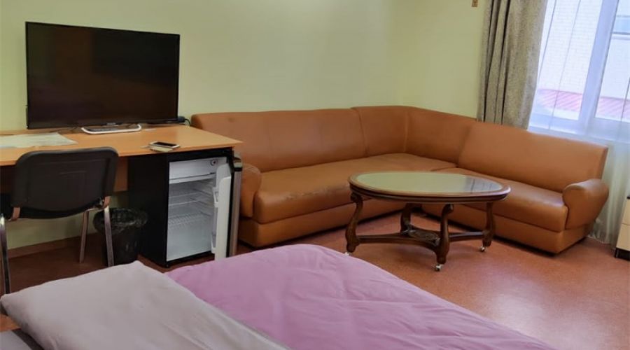 шестиместный  номер с двумя двуспальными  кроватями и двуспальной диваном