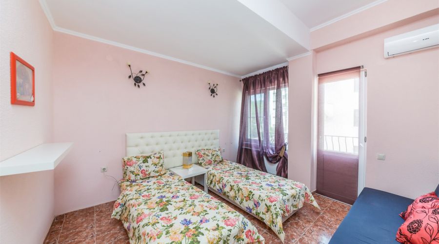 Стандартный номер с двумя раздельными кроватями и балконом