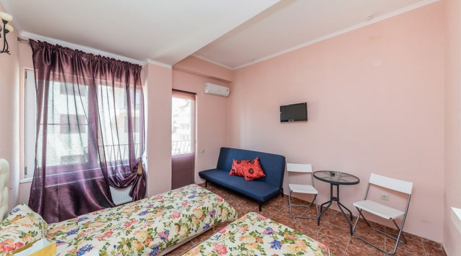 Стандартный номер с двумя раздельными кроватями и балконом