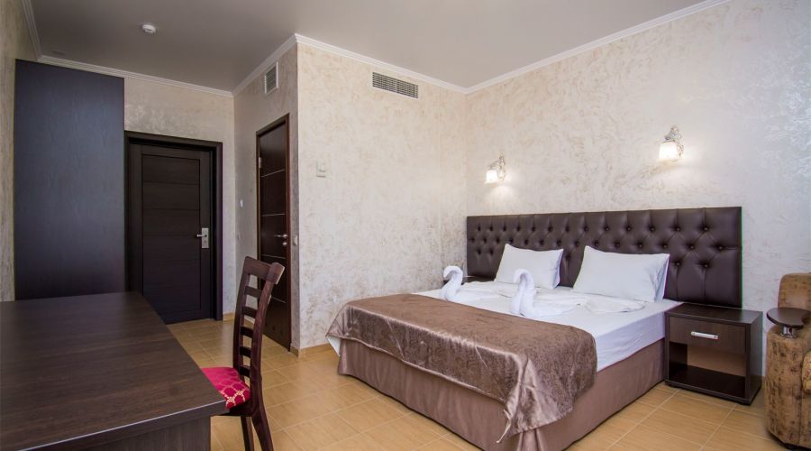 Комфорт 2-местный с балконом (вид на ущелье, спортплощадку)