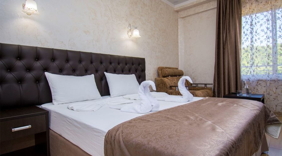 Комфорт 2-местный с балконом (вид на ущелье, спортплощадку)