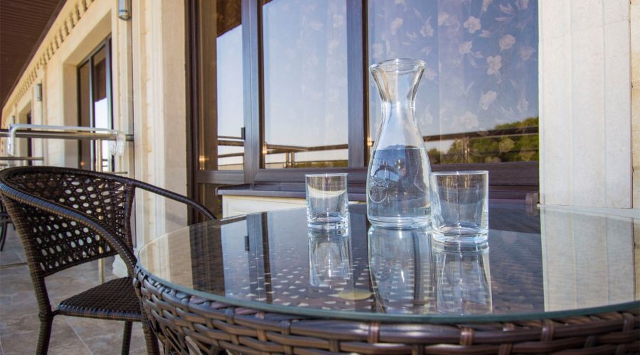 Комфорт 2-местный с балконом (вид на ущелье, спортплощадку)