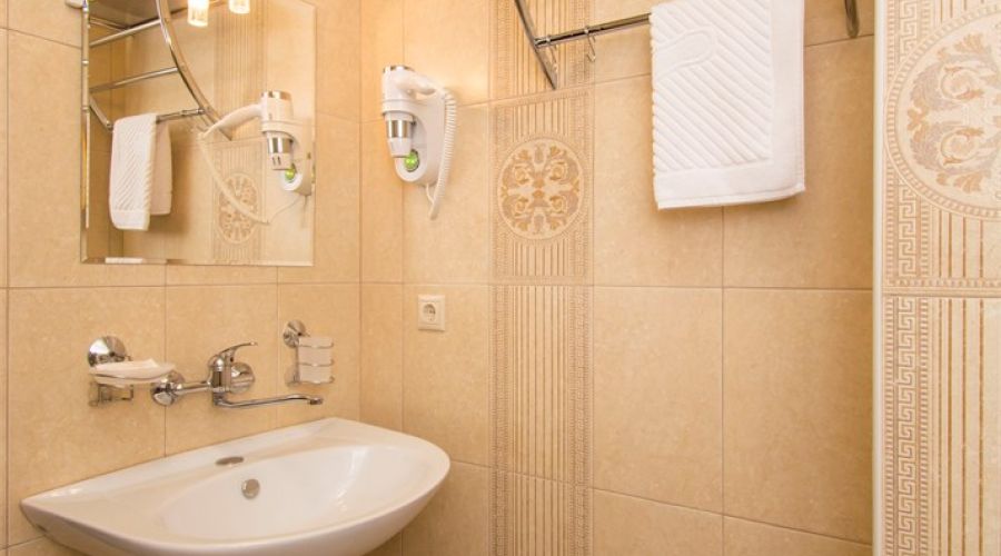 Комфорт 2-местный с балконом (вид на ущелье, спортплощадку)