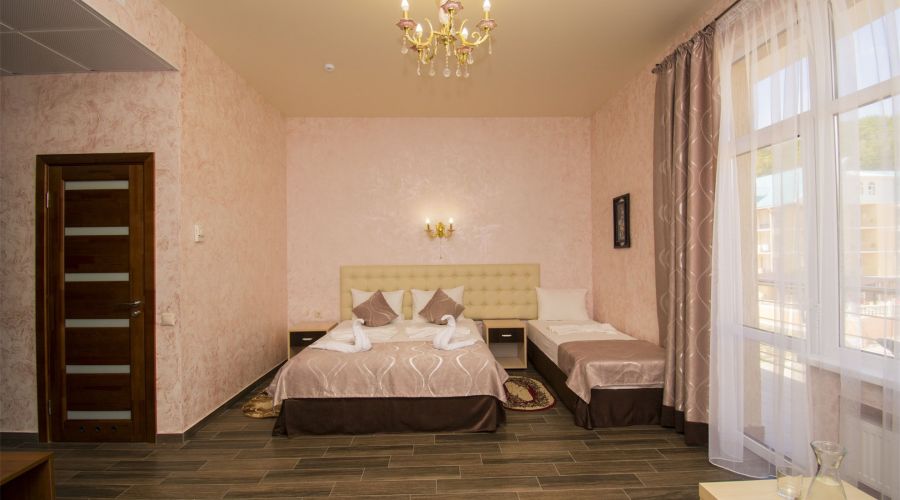 Студия 3-местная с балконом и кухней