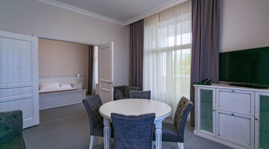 Апартаменты 2-местный 3-комнатный Салют 