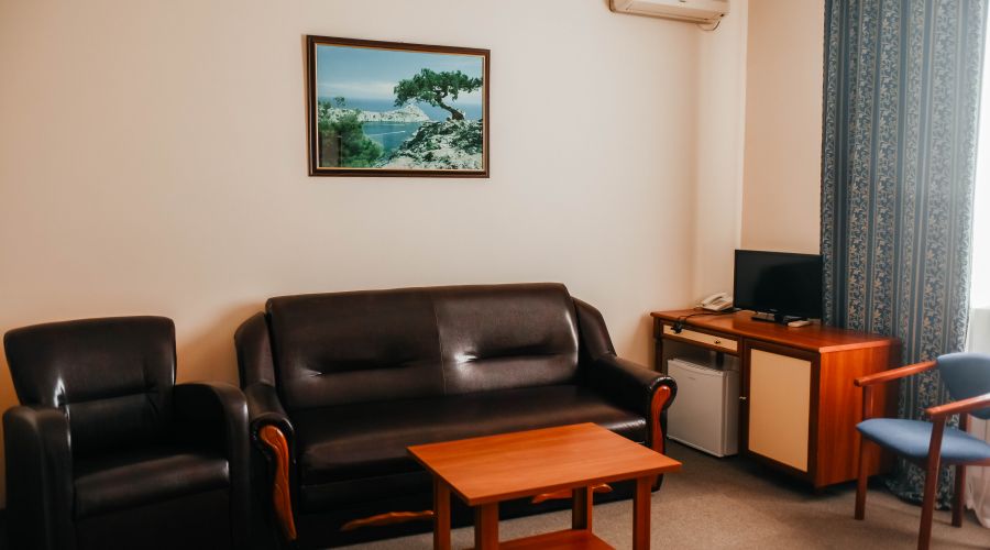 Джуниор сюит 2-местный 2-комнатный (вид на бассейн)