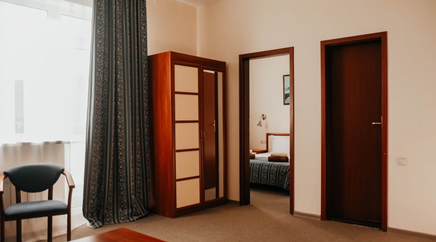 Джуниор сюит 2-местный 2-комнатный (вид на бассейн)