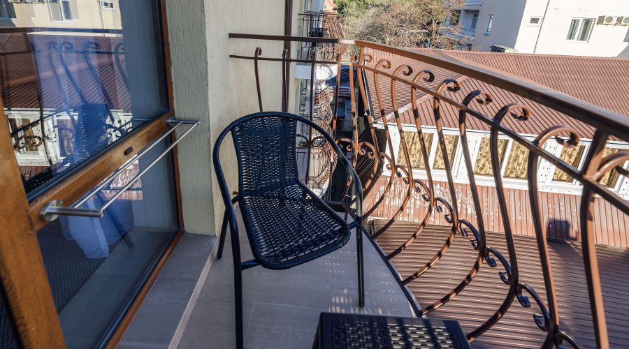 Стандартный 2-местный с балконом с видом в стену