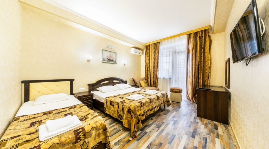 Полулюкс 3-местный с балконом