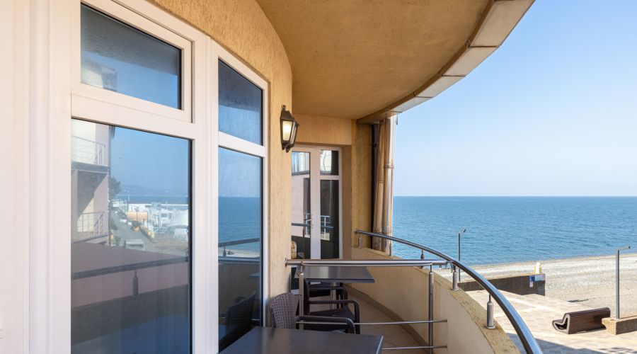 Полулюкс 2-местный 1-комнатный с балконом и видом на море