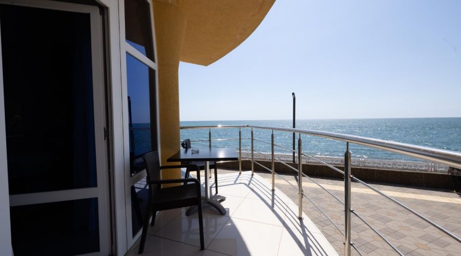 Люкс 2-местный с террасой и видом на море