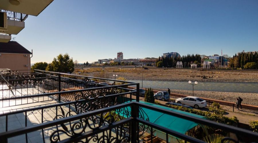 Стандарт Четырехместный с балконом и видом на реку