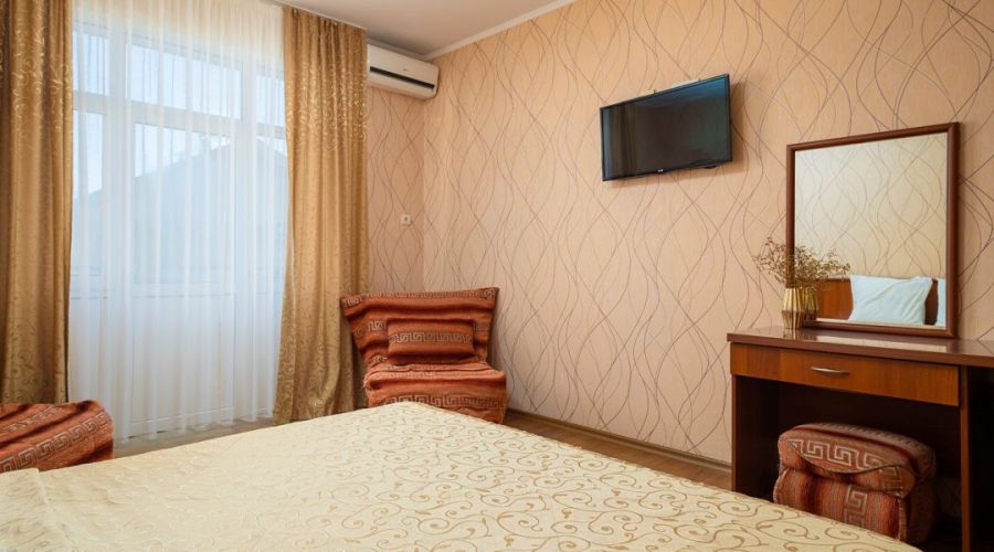 Семейный Четырехместный с балконом и двумя креслами (без вида)