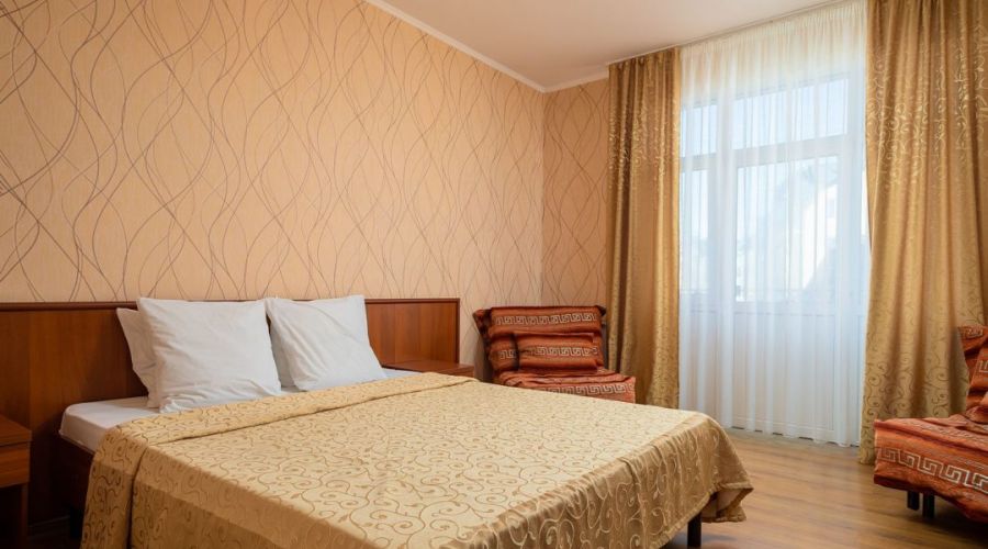 Семейный Четырехместный с балконом и двумя креслами (без вида)