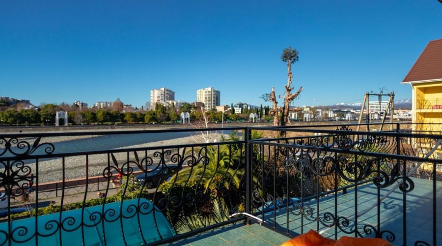 Стандарт Четырехместный с террассой и видом на реку