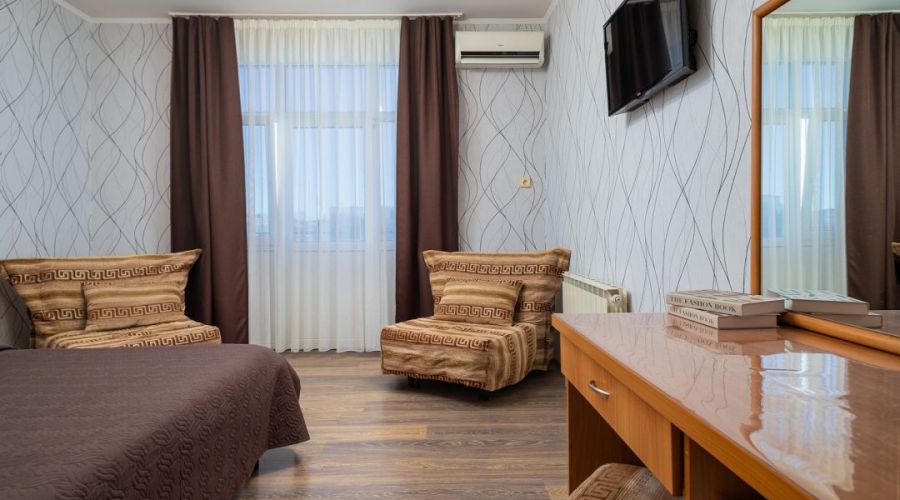 Стандарт Четырехместный с балконом и видом на море (два кресла)