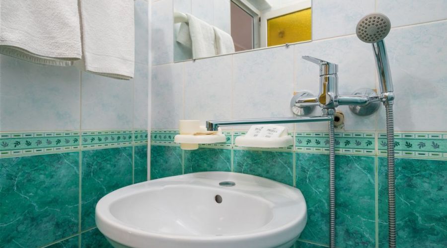 Семейный Четырехместный с балконом и двумя креслами (без вида)