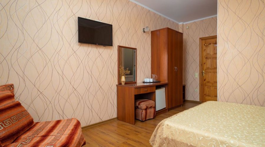 Семейный Четырехместный с балконом и двумя креслами (без вида)