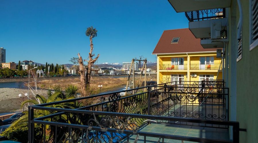 Стандарт Четырехместный с балконом и видом на реку