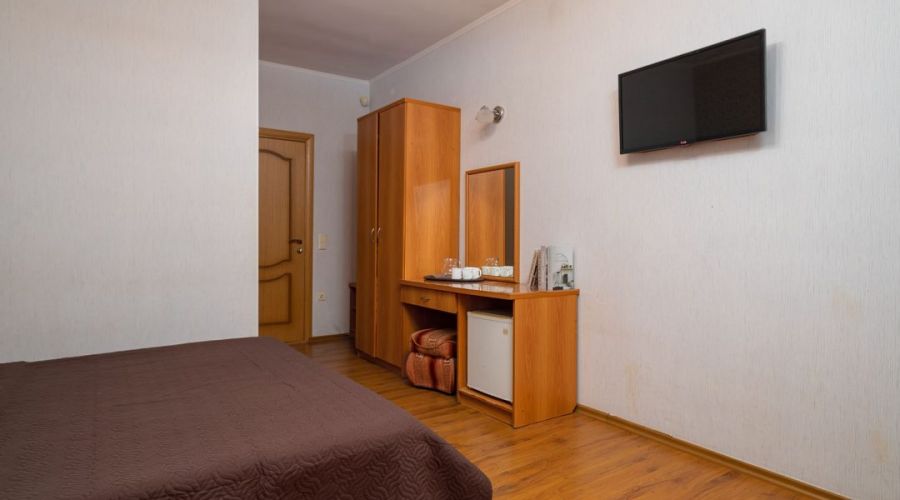 Стандарт Четырехместный с балконом и диваном (без вида)