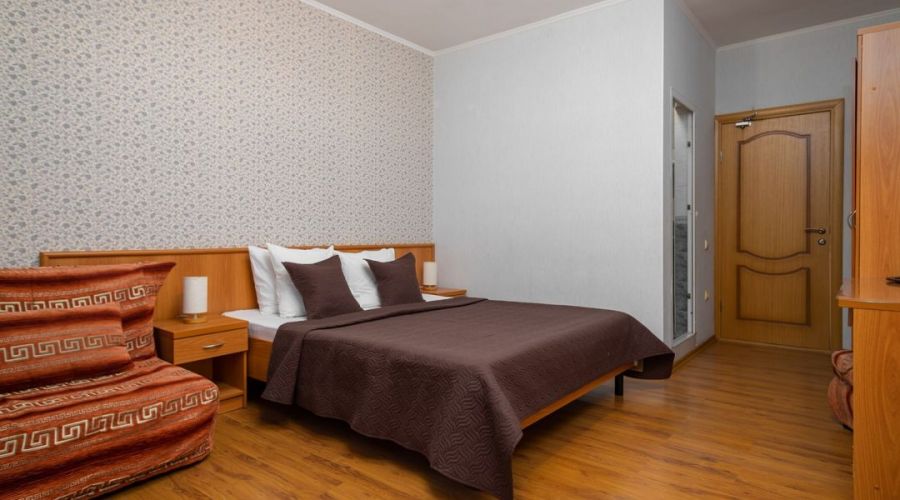 Стандарт Четырехместный с балконом и диваном (без вида)