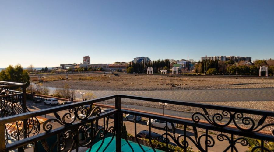 Стандарт Четырехместный с балконом и видом на море (два кресла)