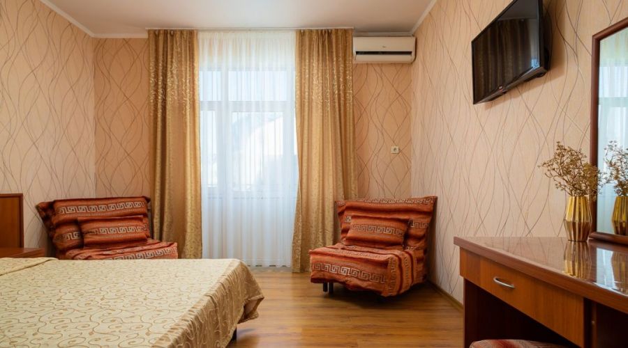 Семейный Четырехместный с балконом и двумя креслами (без вида)