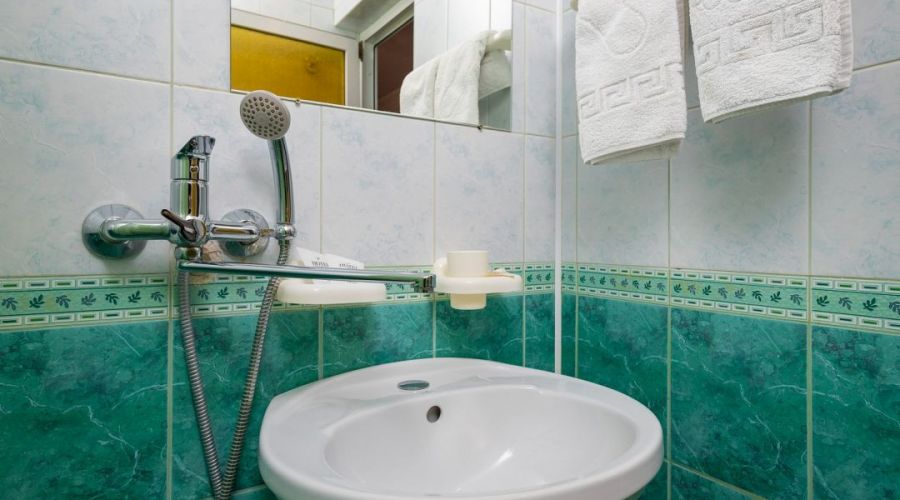 Стандарт Четырехместный с балконом и диваном (без вида)