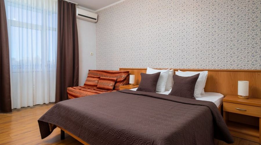 Стандарт Четырехместный с балконом и диваном (без вида)