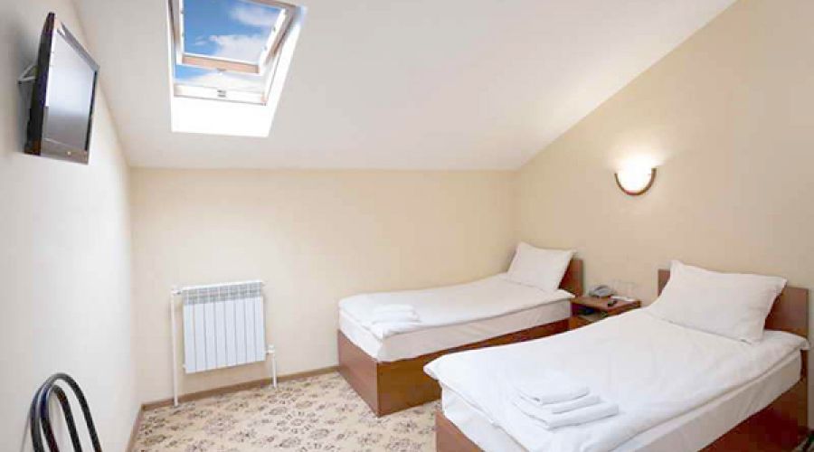 Эконом Эконом 2-местный (с удобствами на этаже, 4-й этаж мансарда)