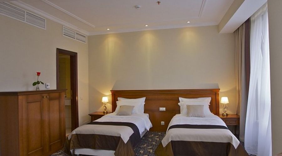 Люкс 4-местный 3-комнатный семейный с балконом