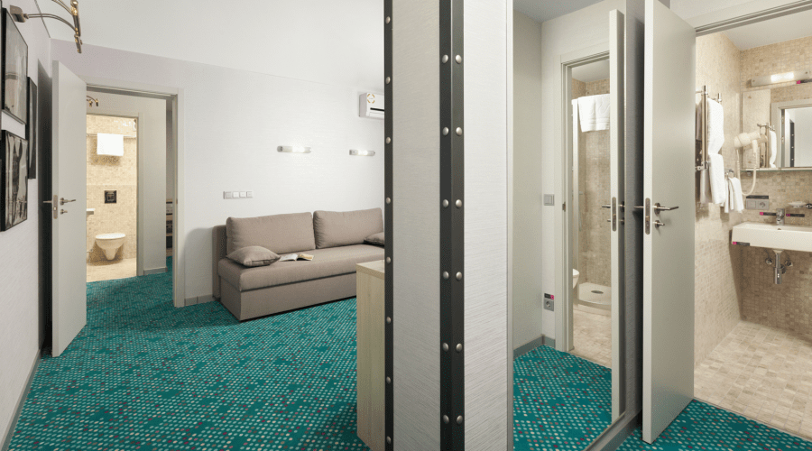 Люкс 4-местный 2-комнатный с одной двуспальной кроватью и двумя раскладными креслами или односпальными кроватями Green Park