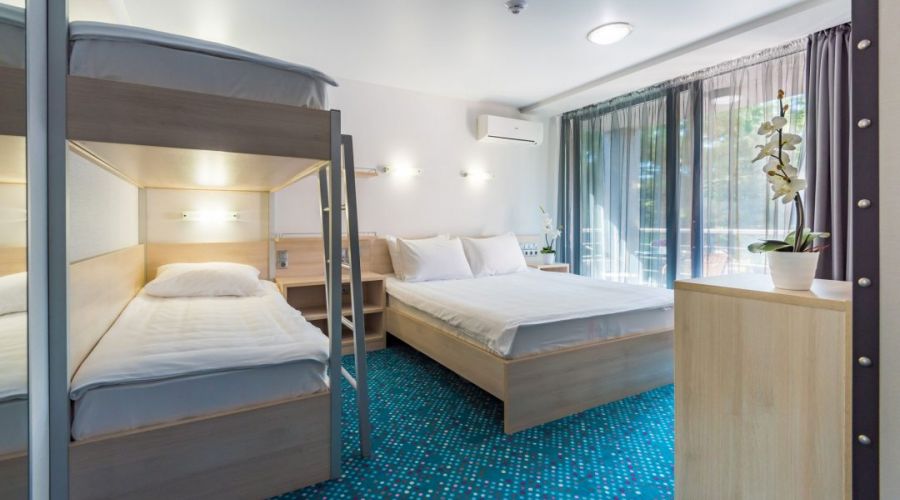 Стандартный улушченный 4-местный с двуспальной и двухъярусной кроватями Green Park