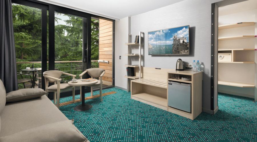 Люкс 4-местный 2-комнатный с одной двуспальной кроватью и двумя раскладными креслами или односпальными кроватями Green Park