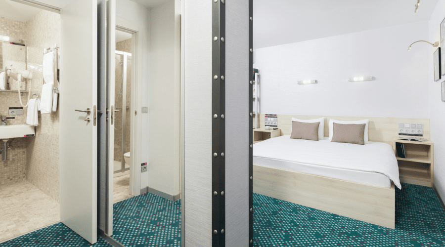 Люкс 4-местный 2-комнатный с одной двуспальной кроватью и двумя раскладными креслами или односпальными кроватями Green Park