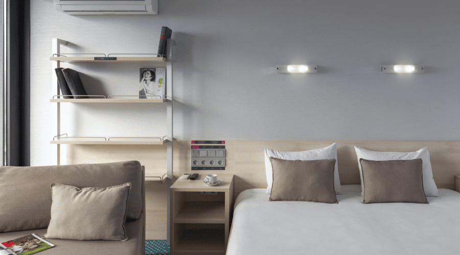 Люкс 4-местный 2-комнатный с одной двуспальной кроватью и двумя раскладными креслами или односпальными кроватями Green Park