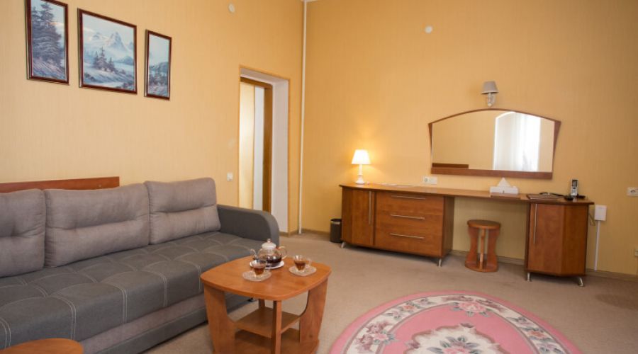 Джуниор сюит 2-местный 2-комнатный с двориком