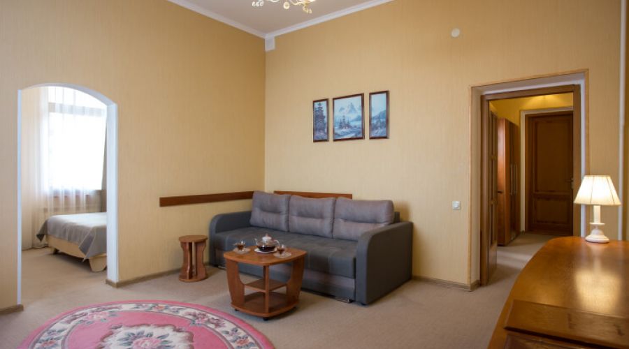 Джуниор сюит 2-местный 2-комнатный с двориком